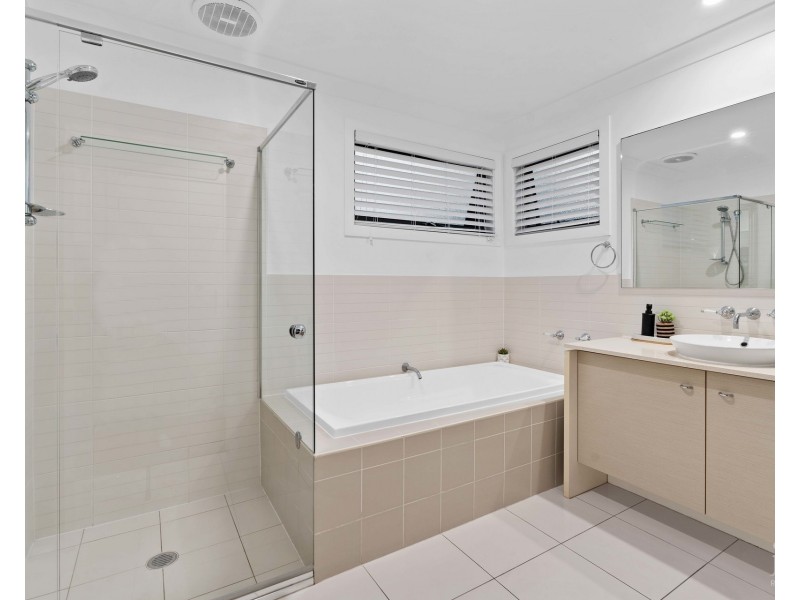 8 Cova Boulevard, Hope Island QLD 4212