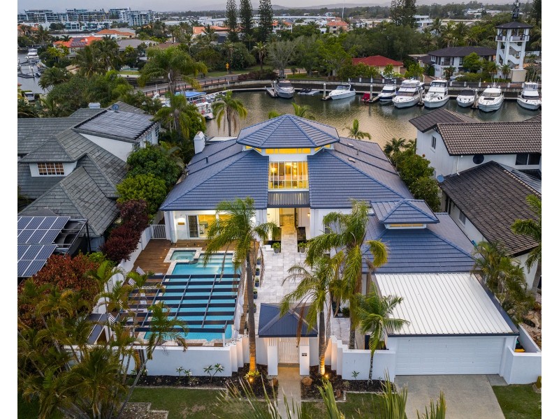 4 Excalibur Court, Sovereign Islands QLD 4216