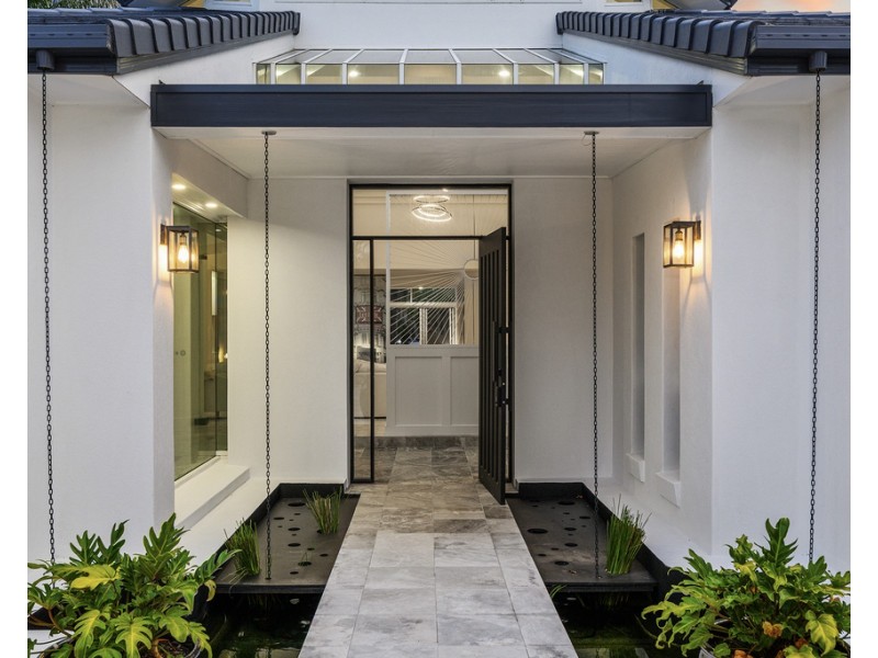 4 Excalibur Court, Sovereign Islands QLD 4216