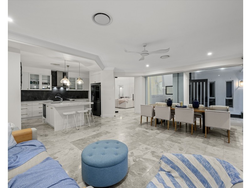 4 Excalibur Court, Sovereign Islands QLD 4216
