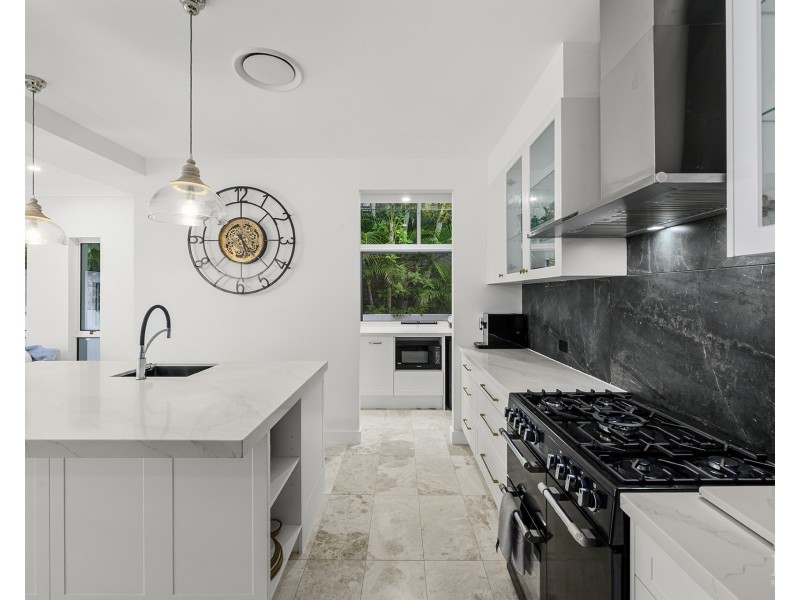 4 Excalibur Court, Sovereign Islands QLD 4216
