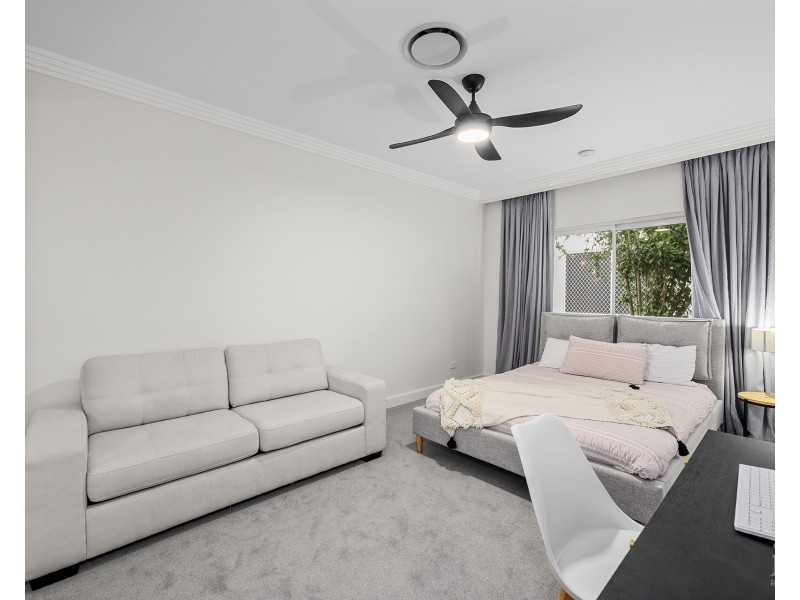 4 Excalibur Court, Sovereign Islands QLD 4216