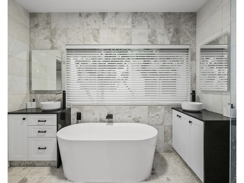 4 Excalibur Court, Sovereign Islands QLD 4216
