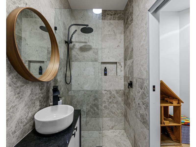 4 Excalibur Court, Sovereign Islands QLD 4216