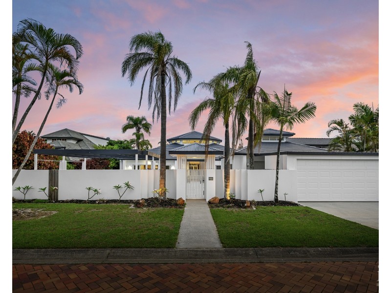 4 Excalibur Court, Sovereign Islands QLD 4216