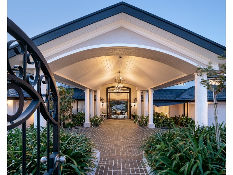 40-42 The Peninsula, Sovereign Islands QLD 4216