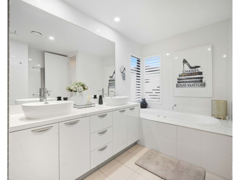 6048 Garda Avenue, Hope Island QLD 4212