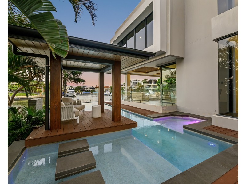 20 Hampton Court, Sovereign Islands QLD 4216