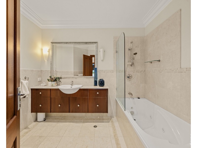 23 King Charles Drive, Sovereign Islands QLD 4216