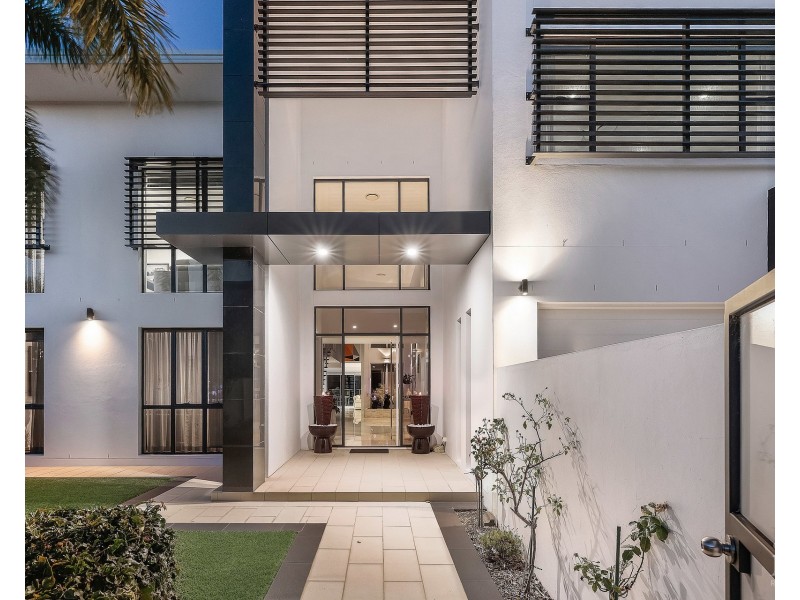 49 Royal Albert Crescent, Sovereign Islands QLD 4216