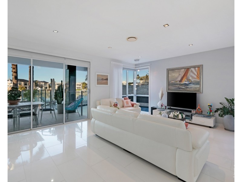 49 Royal Albert Crescent, Sovereign Islands QLD 4216