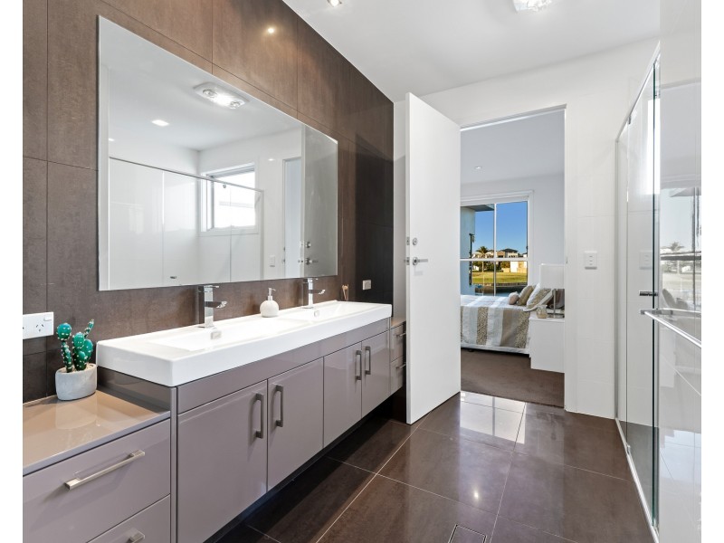 49 Royal Albert Crescent, Sovereign Islands QLD 4216