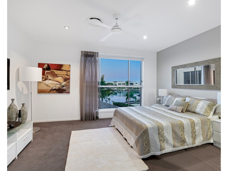 49 Royal Albert Crescent, Sovereign Islands QLD 4216