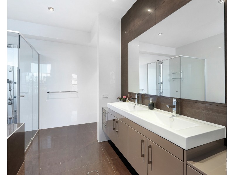 49 Royal Albert Crescent, Sovereign Islands QLD 4216