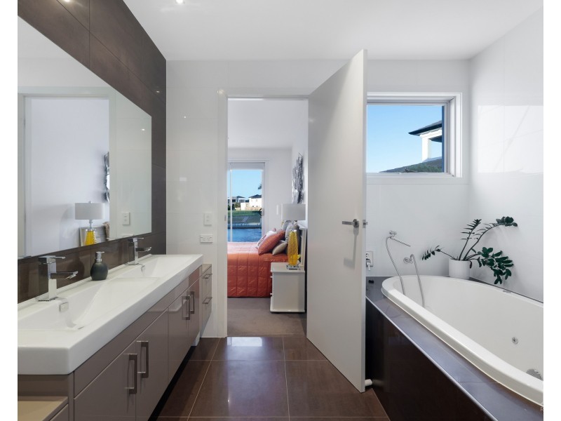 49 Royal Albert Crescent, Sovereign Islands QLD 4216