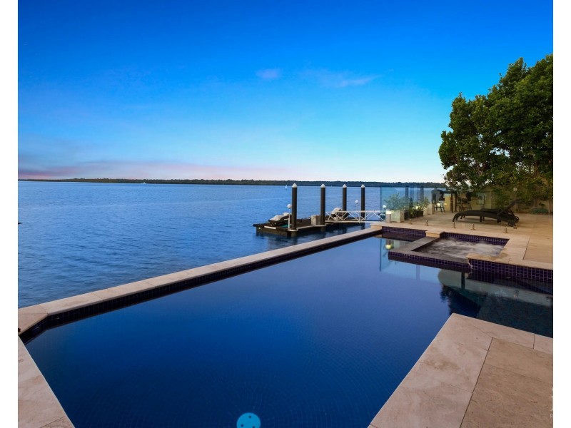 8 Knightsbridge Parade East, Sovereign Islands QLD 4216