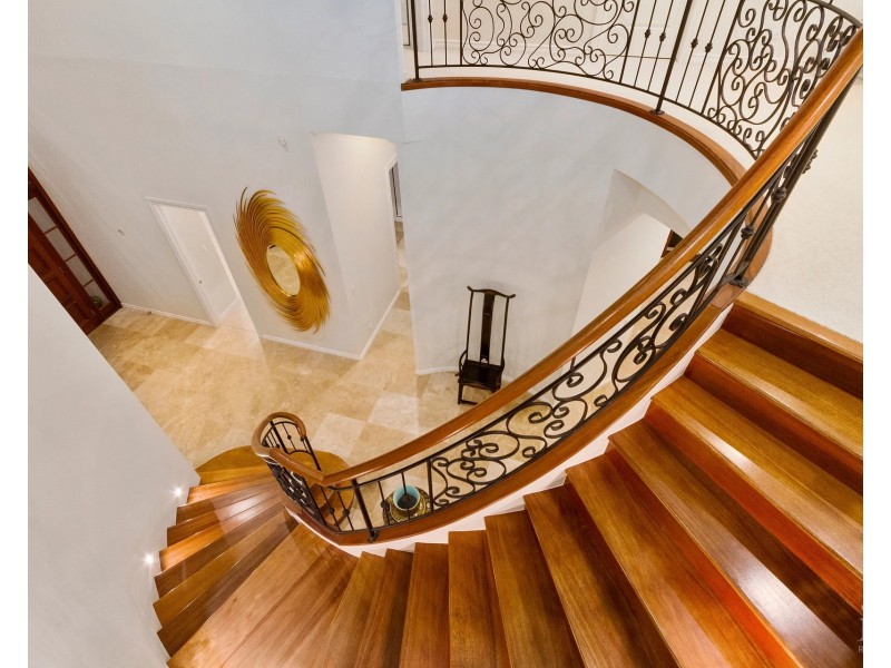 8 Knightsbridge Parade East, Sovereign Islands QLD 4216