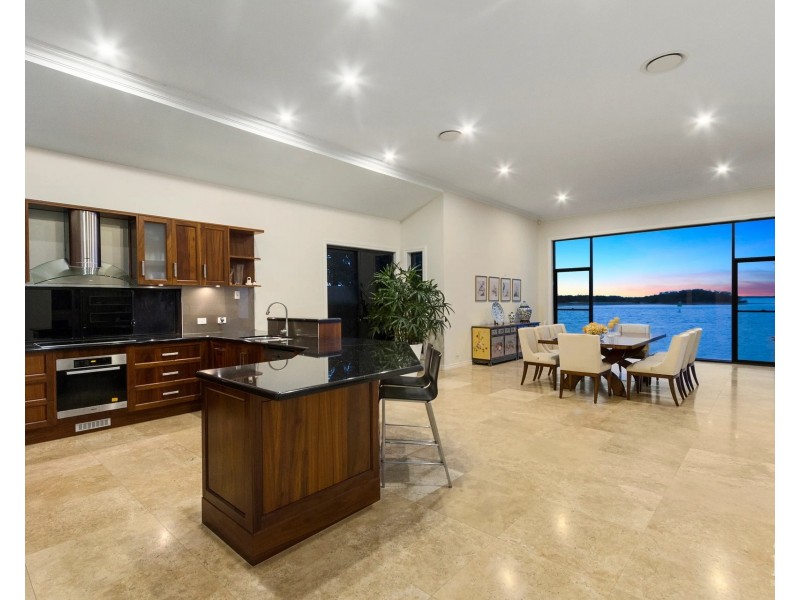 8 Knightsbridge Parade East, Sovereign Islands QLD 4216