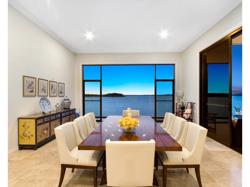 8 Knightsbridge Parade East, Sovereign Islands QLD 4216