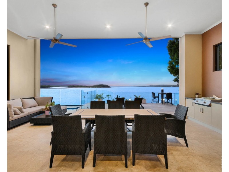 8 Knightsbridge Parade East, Sovereign Islands QLD 4216