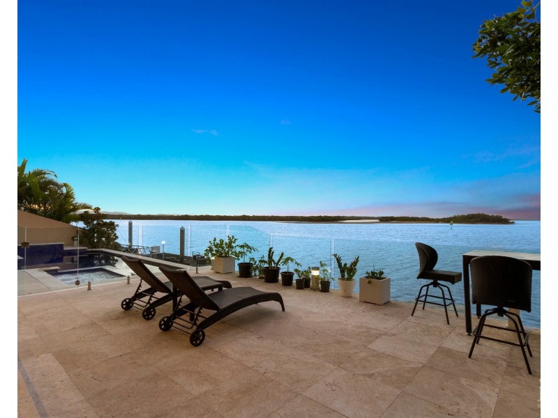 8 Knightsbridge Parade East, Sovereign Islands QLD 4216