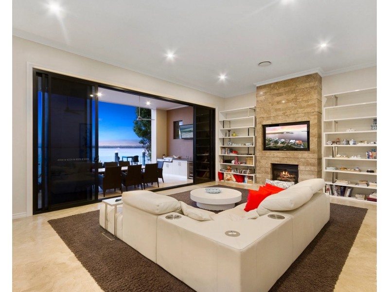 8 Knightsbridge Parade East, Sovereign Islands QLD 4216