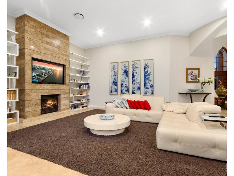 8 Knightsbridge Parade East, Sovereign Islands QLD 4216