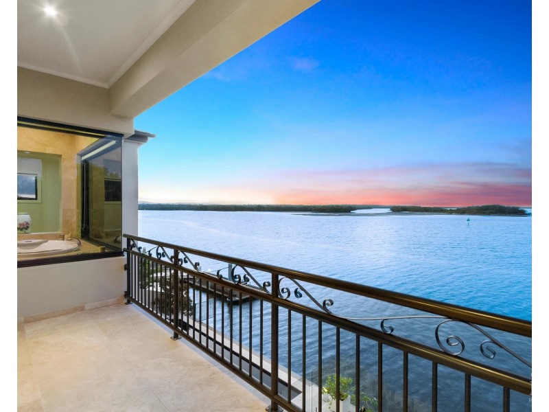 8 Knightsbridge Parade East, Sovereign Islands QLD 4216