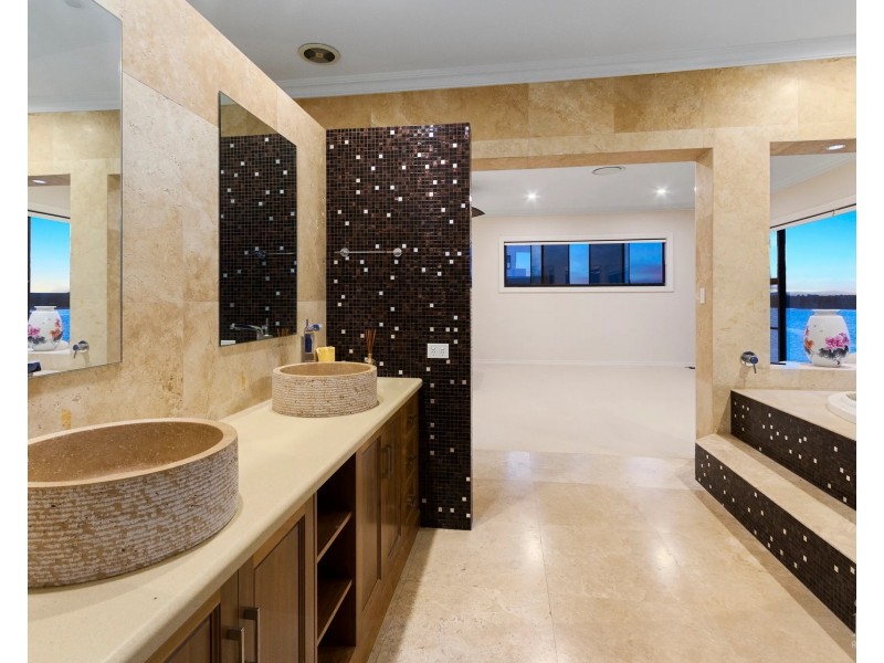 8 Knightsbridge Parade East, Sovereign Islands QLD 4216