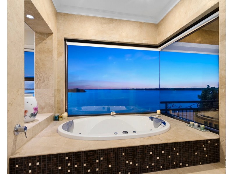 8 Knightsbridge Parade East, Sovereign Islands QLD 4216