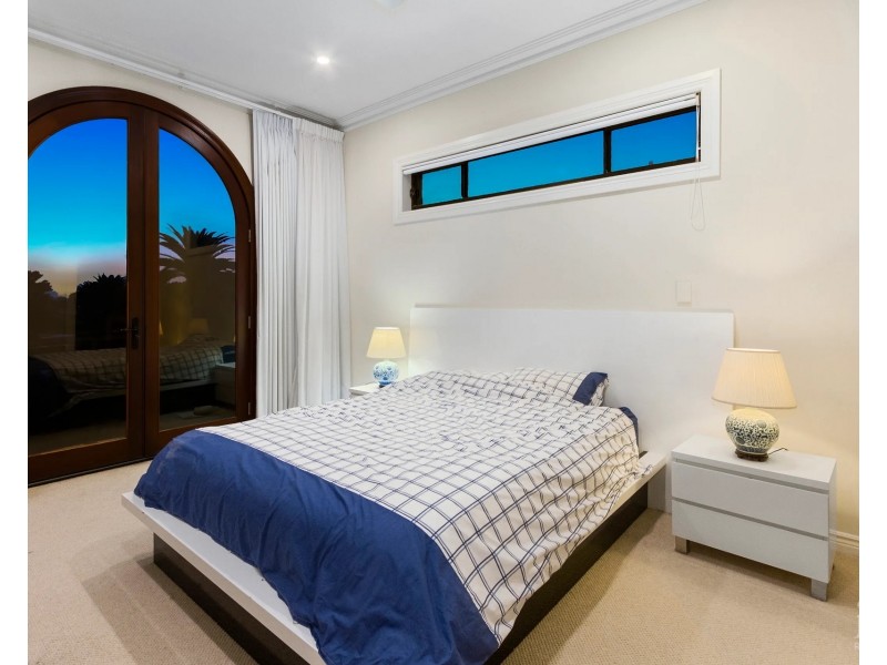 8 Knightsbridge Parade East, Sovereign Islands QLD 4216