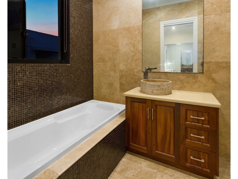 8 Knightsbridge Parade East, Sovereign Islands QLD 4216