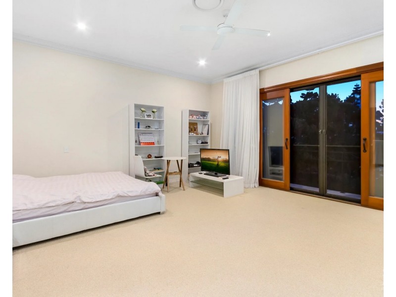 8 Knightsbridge Parade East, Sovereign Islands QLD 4216