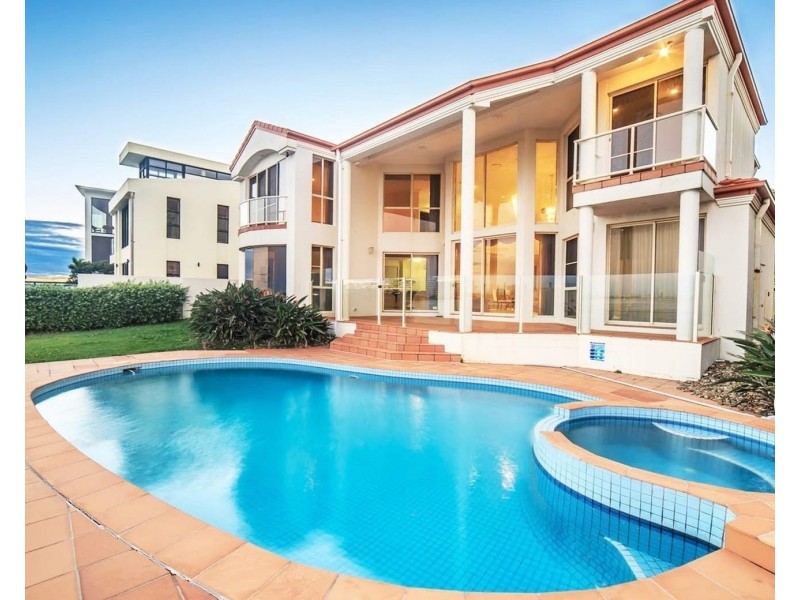 25 King Arthurs Court, Sovereign Islands QLD 4216