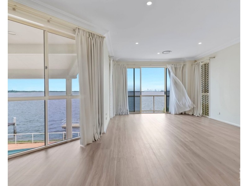 25 King Arthurs Court, Sovereign Islands QLD 4216