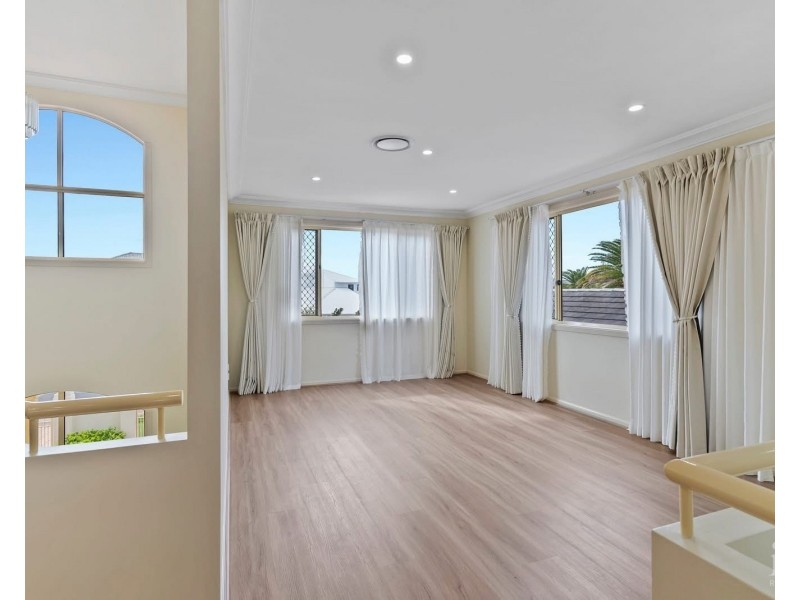 25 King Arthurs Court, Sovereign Islands QLD 4216