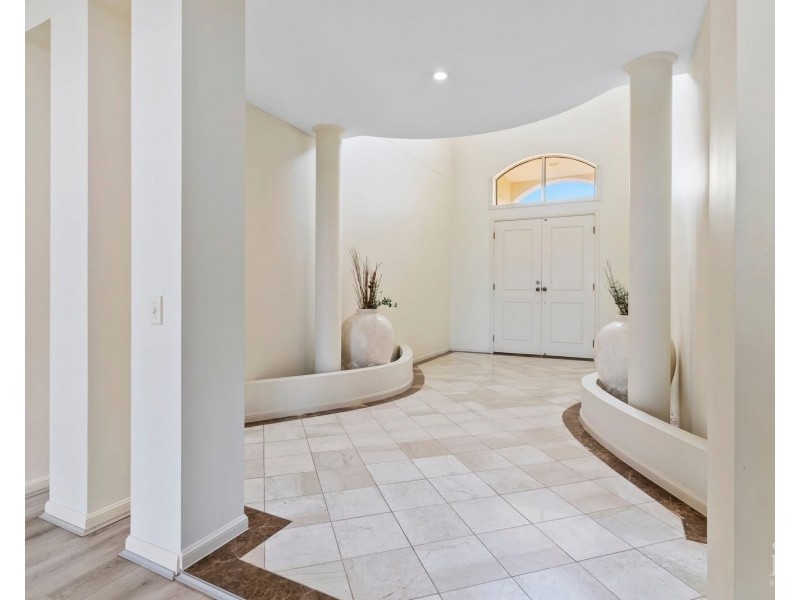 25 King Arthurs Court, Sovereign Islands QLD 4216