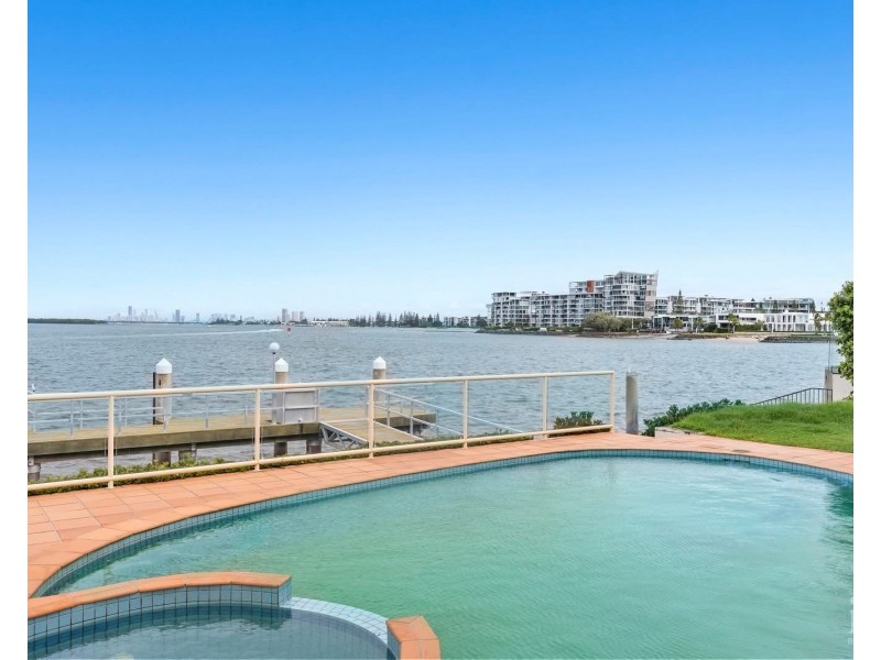 25 King Arthurs Court, Sovereign Islands QLD 4216