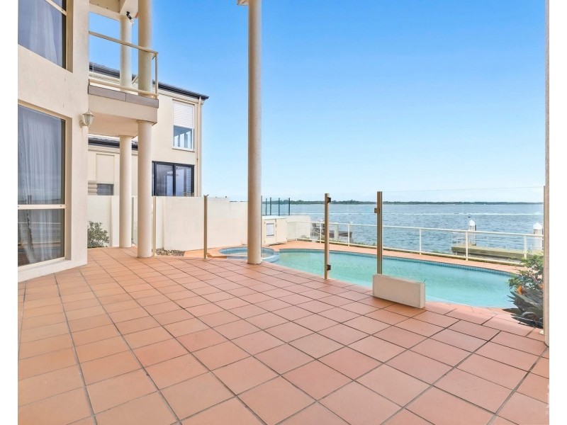 25 King Arthurs Court, Sovereign Islands QLD 4216