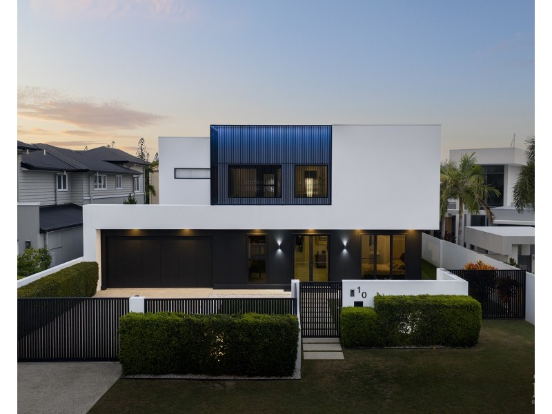 10 Queen Guineveres Place, Sovereign Islands QLD 4216