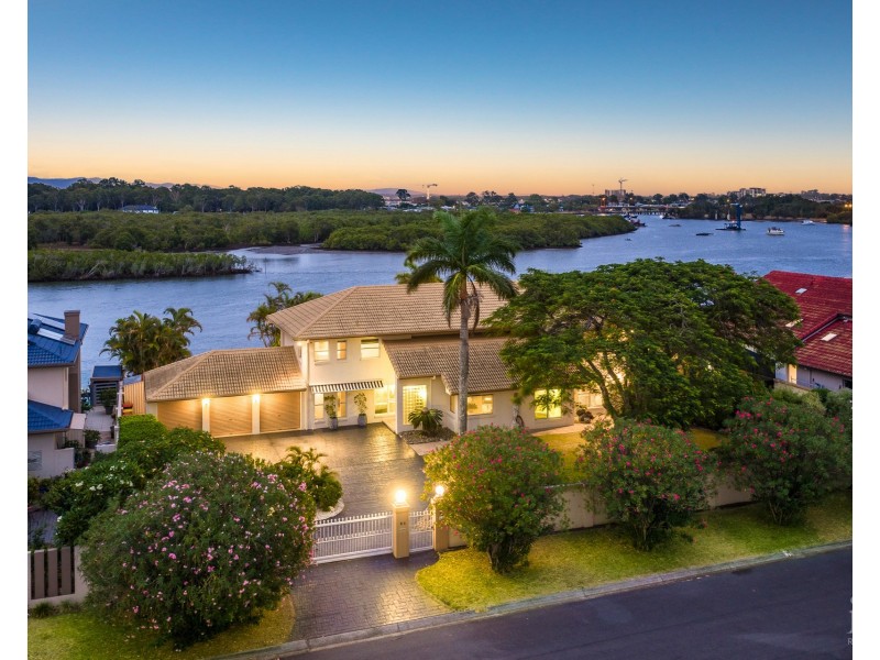 82-84 Tradewinds Avenue, Paradise Point QLD 4216