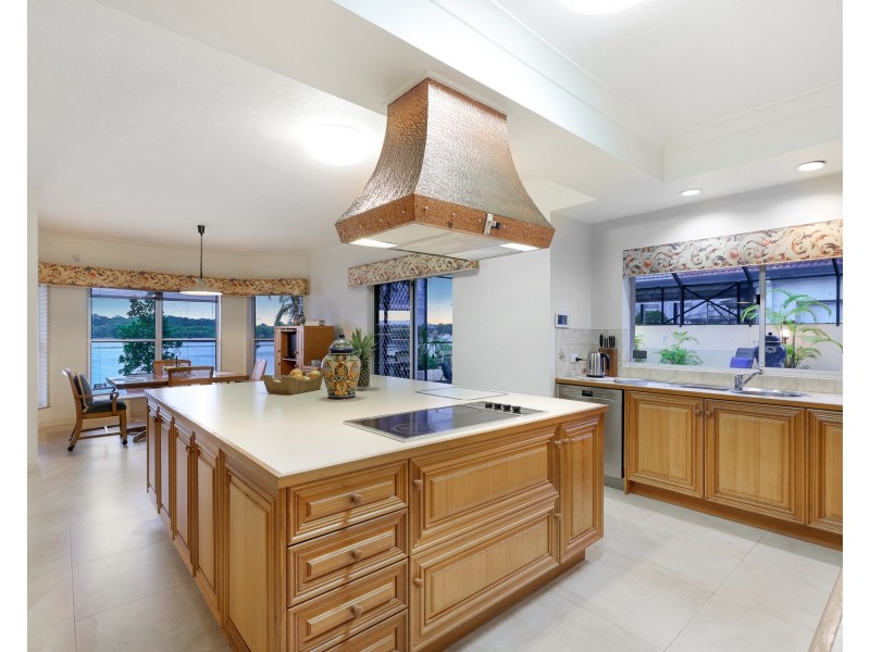 82-84 Tradewinds Avenue, Paradise Point QLD 4216