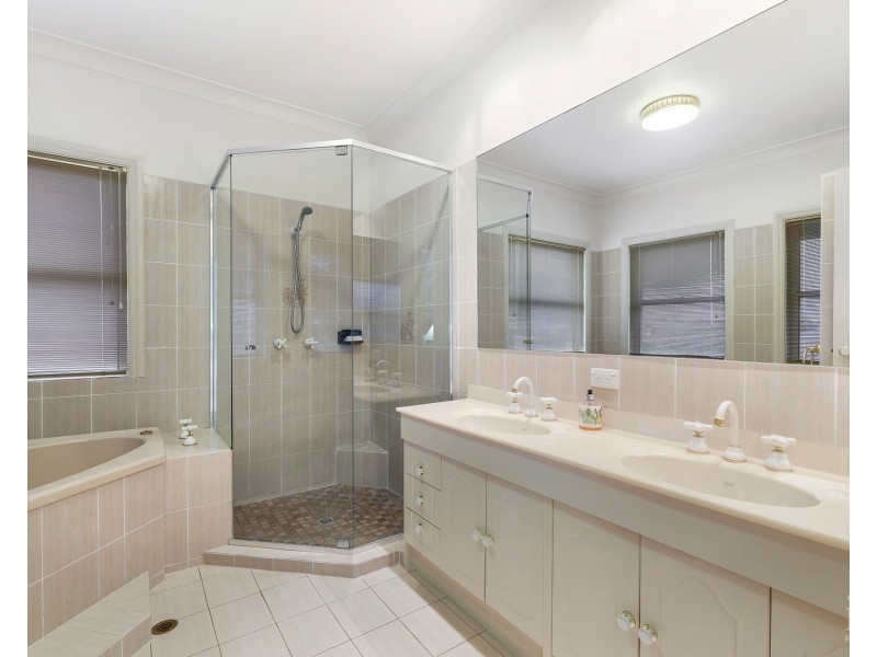 82-84 Tradewinds Avenue, Paradise Point QLD 4216