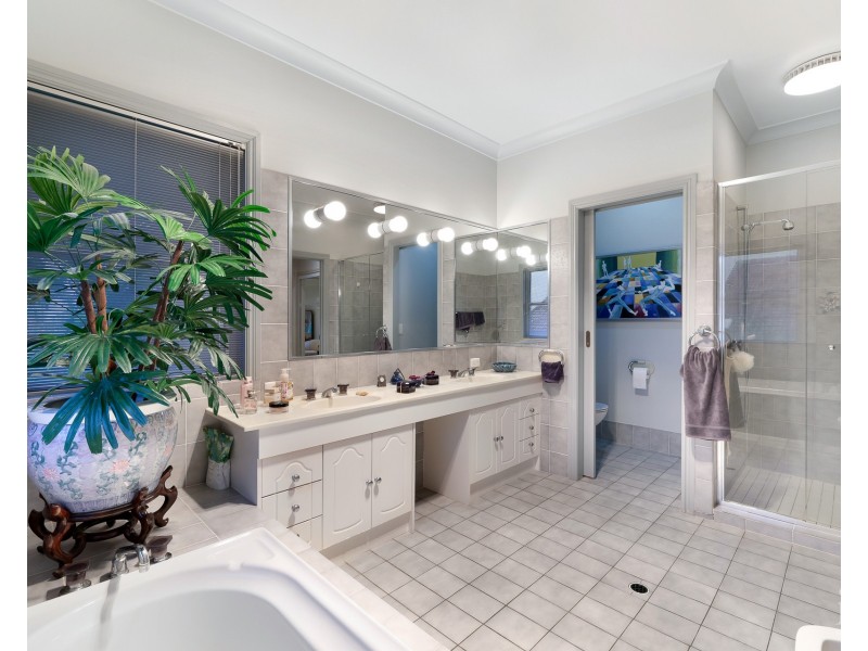 82-84 Tradewinds Avenue, Paradise Point QLD 4216