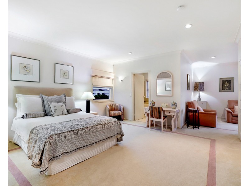 82-84 Tradewinds Avenue, Paradise Point QLD 4216