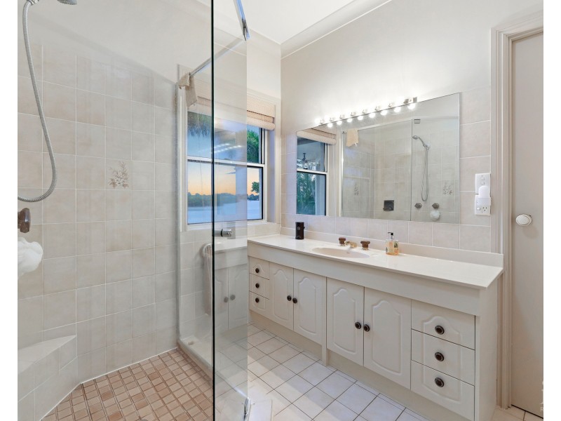 82-84 Tradewinds Avenue, Paradise Point QLD 4216