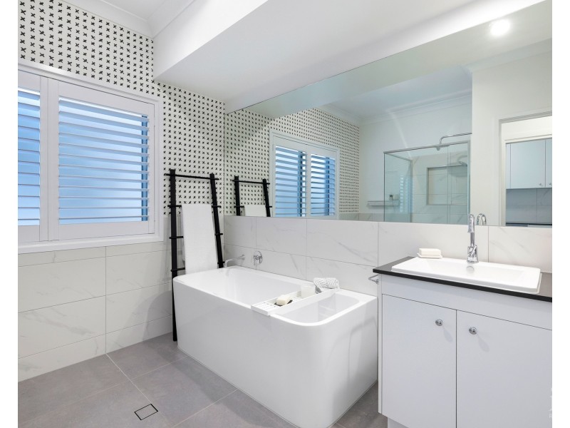 10 Belair Crescent, Paradise Point QLD 4216