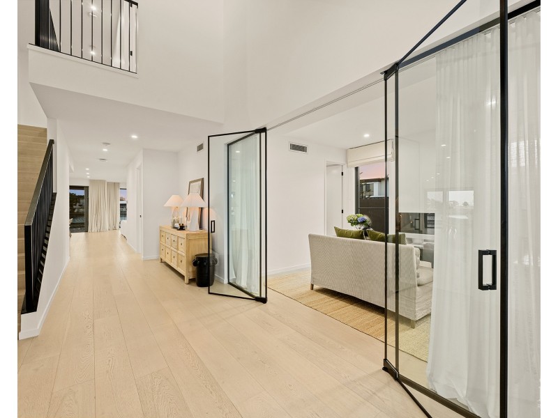 1048 Edgecliff Place, Sanctuary Cove QLD 4212