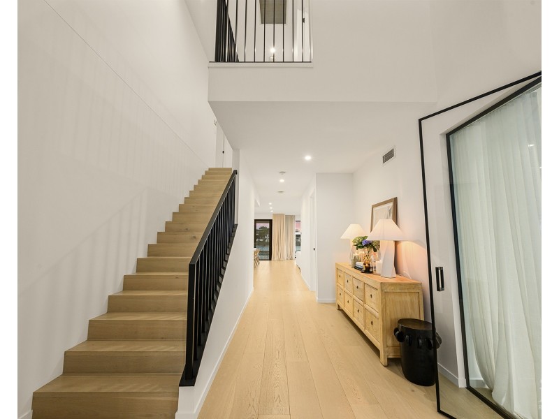 1048 Edgecliff Place, Sanctuary Cove QLD 4212