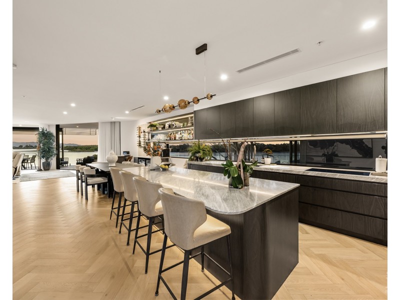 2/4  Paradise Parade, Paradise Point QLD 4216